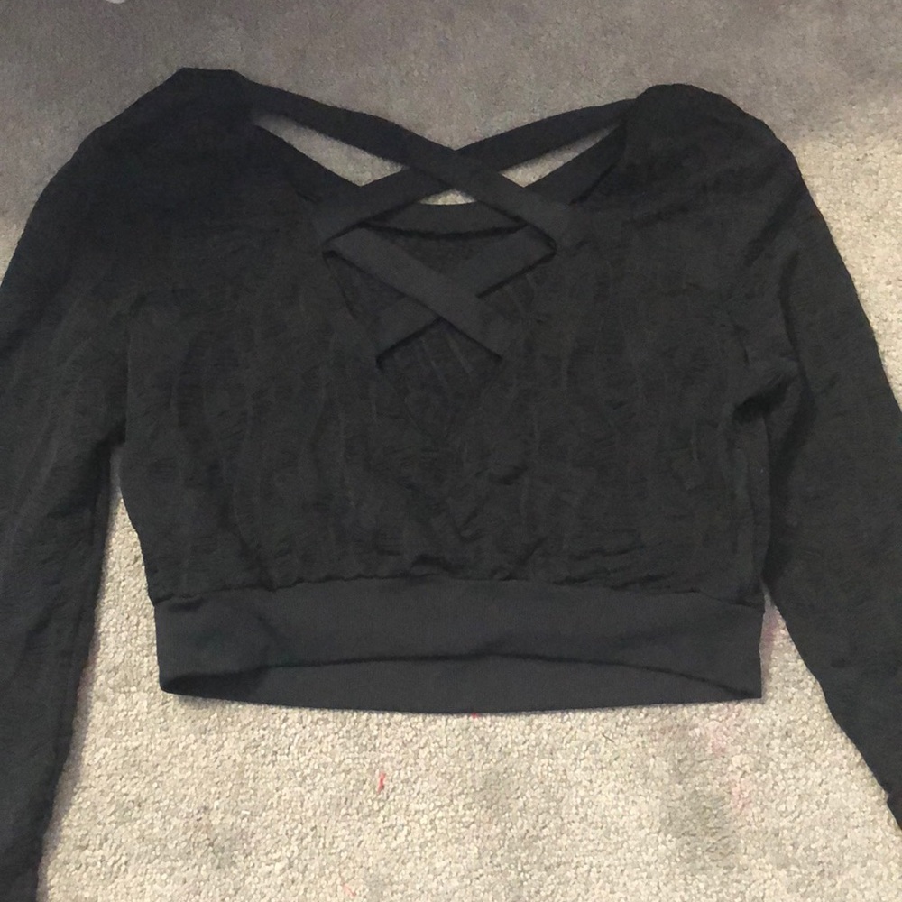 Black long sleeve athletic cropped shirt